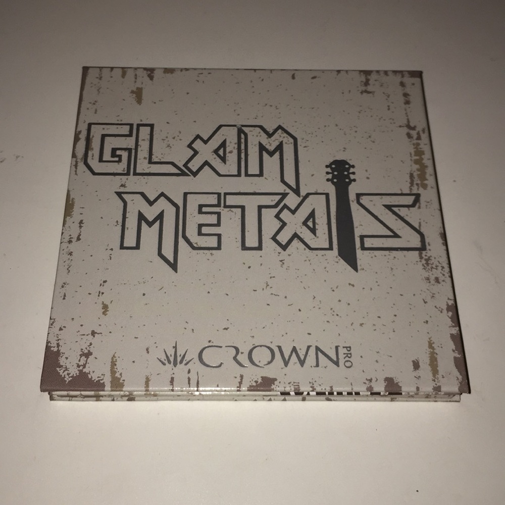 I’m selling an eyeshadow palette!